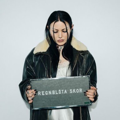 Regnbl&ouml;ta skor