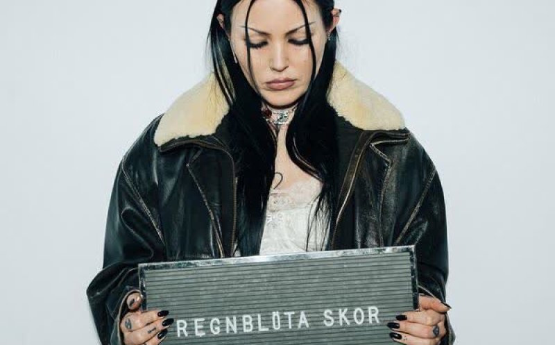 Regnbl&ouml;ta skor
