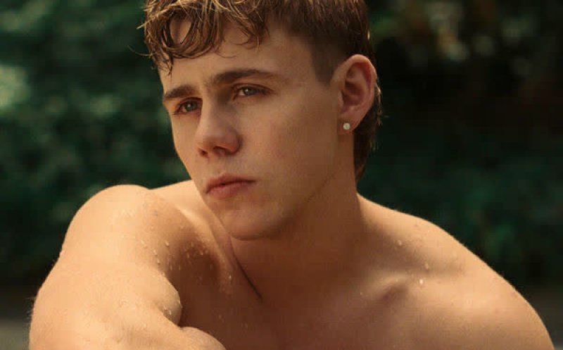 SHE DON'T NEED TO KNOW